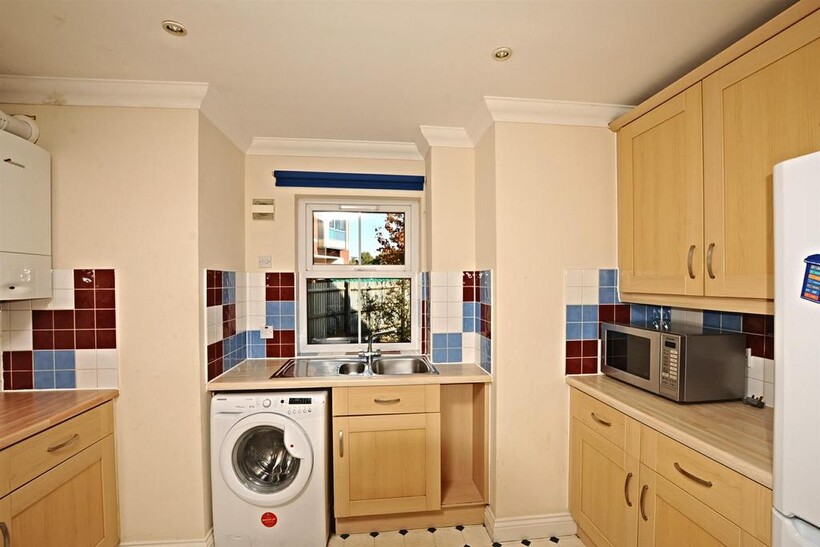 Venneit Close 3 bed flat to rent - £2,520 pcm (£582 pw)