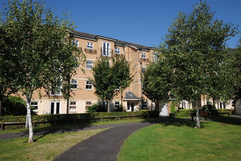 Venneit Close 3 bed flat to rent - £2,520 pcm (£582 pw)