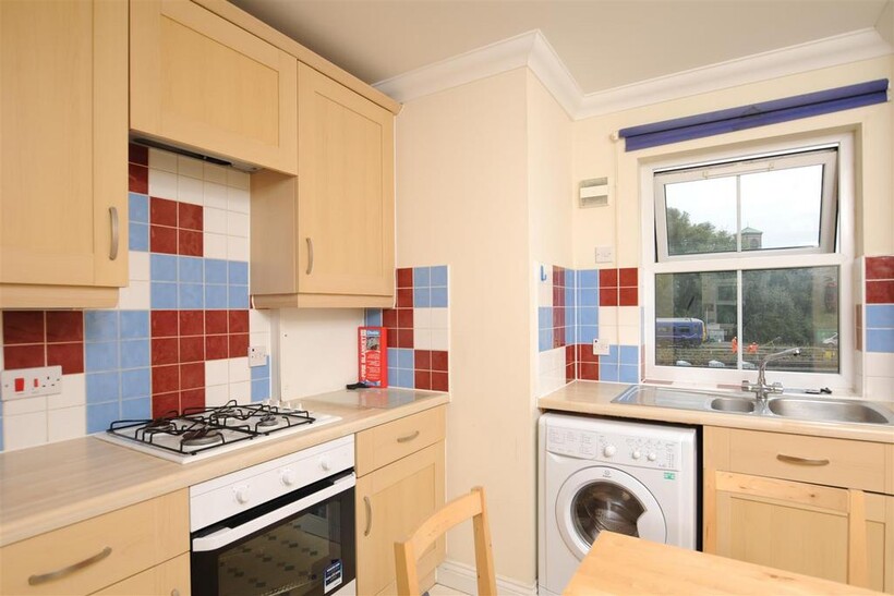 Venneit Close 3 bed flat to rent - £2,520 pcm (£582 pw)