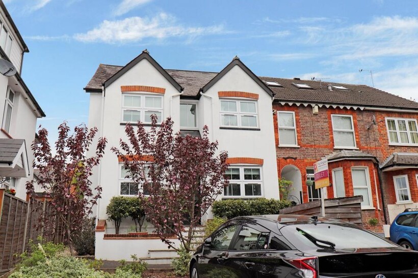 26 Pinions Road, High Wycombe HP13 1 bed flat to rent - £945 pcm (£218 pw)