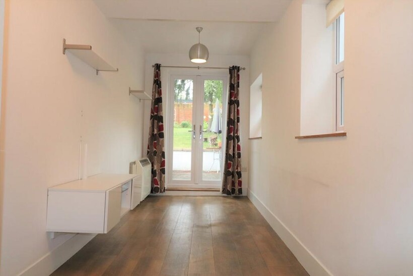 26 Pinions Road, High Wycombe HP13 1 bed flat to rent - £945 pcm (£218 pw)