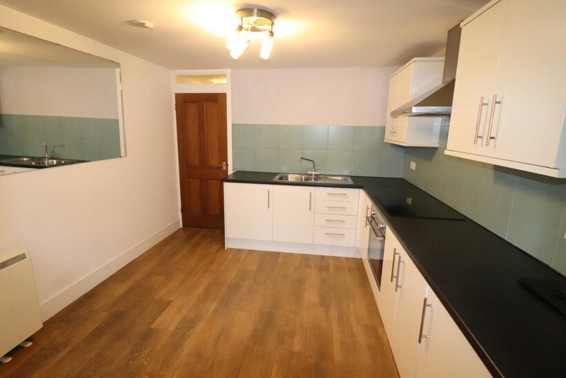 26 Pinions Road, High Wycombe HP13 1 bed flat to rent - £945 pcm (£218 pw)