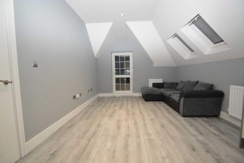 KENLEY 2 bed apartment to rent - £1,590 pcm (£367 pw)