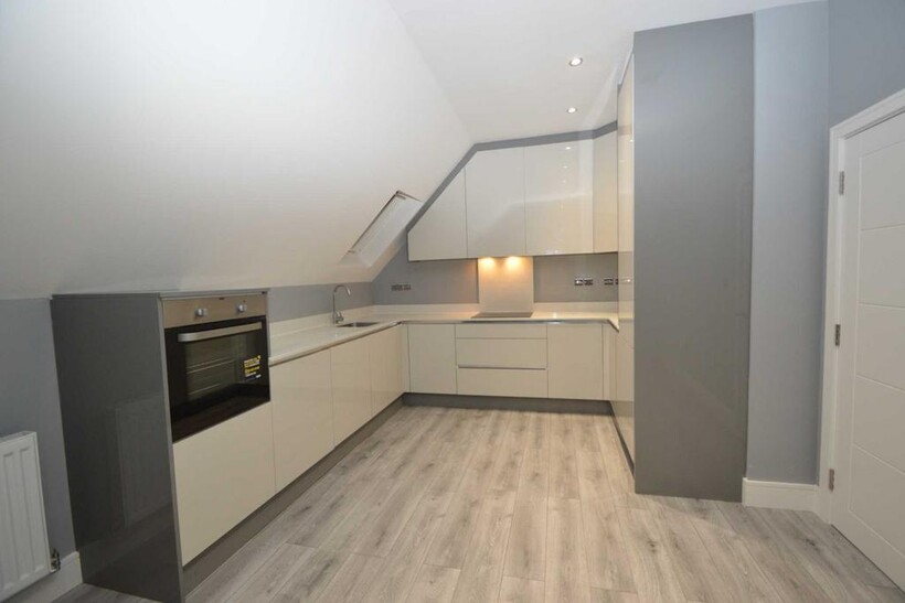 KENLEY 2 bed apartment to rent - £1,590 pcm (£367 pw)