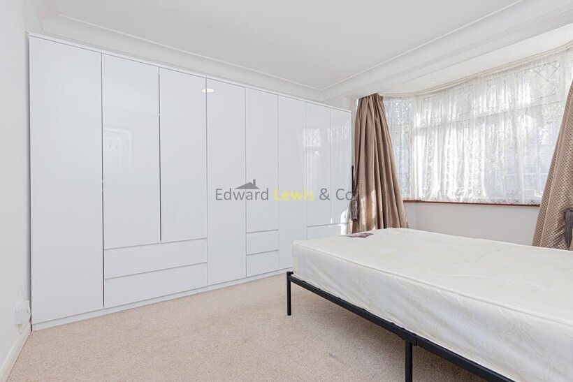 Elstree Gardens, London N9 5 bed house to rent - £2,799 pcm (£646 pw)