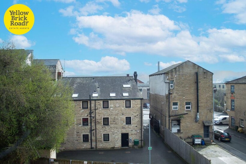 Chapel Hill, Huddersfield, HD1 3EB 1 bed flat to rent - £560 pcm (£129 pw)