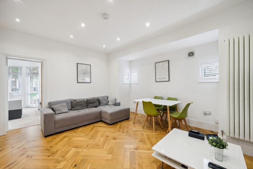 Horn Lane, London, W3 3 bed apartment to rent - £3,000 pcm (£692 pw)