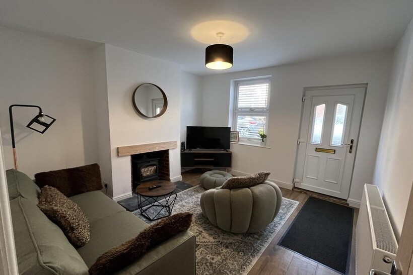 5 Victoria Terrace - Living Room (2).jpg