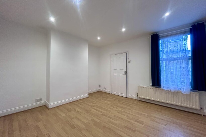 Lower Coombe Street CRO 2 bed flat to rent - £1,550 pcm (£358 pw)