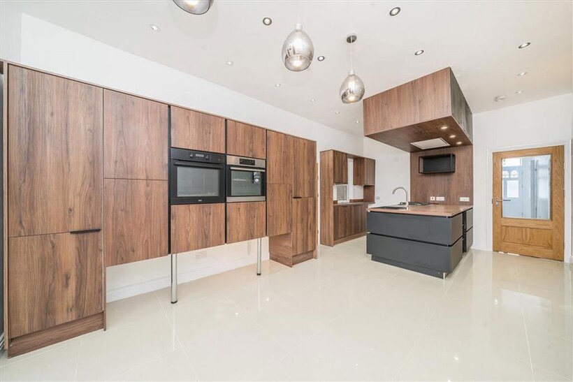 St. Leonards Road, London SW14 5 bed house to rent - £5,495 pcm (£1,268 pw)
