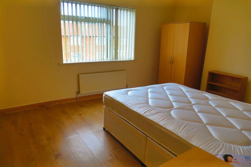 Littlehay Road 3 bed house to rent - £2,150 pcm (£496 pw)