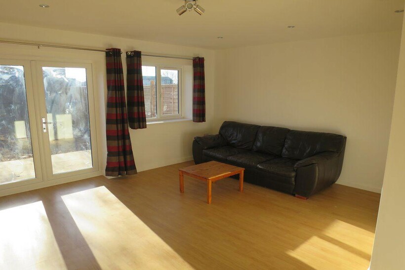 Old Road 5 bed house to rent - £3,575 pcm (£825 pw)
