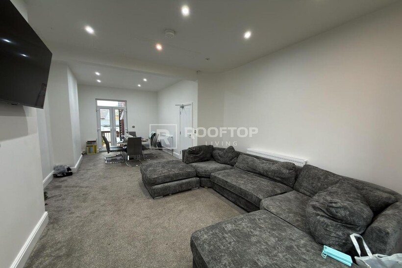 Regent Park Terrace, Leeds LS6 9 bed house to rent - £5,460 pcm (£1,260 pw)