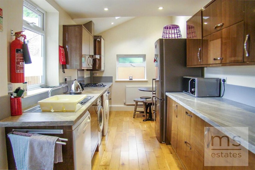 Gloucester Avenue, Nottingham NG7 5 bed terraced house to rent - £2,752 pcm (£635 pw)
