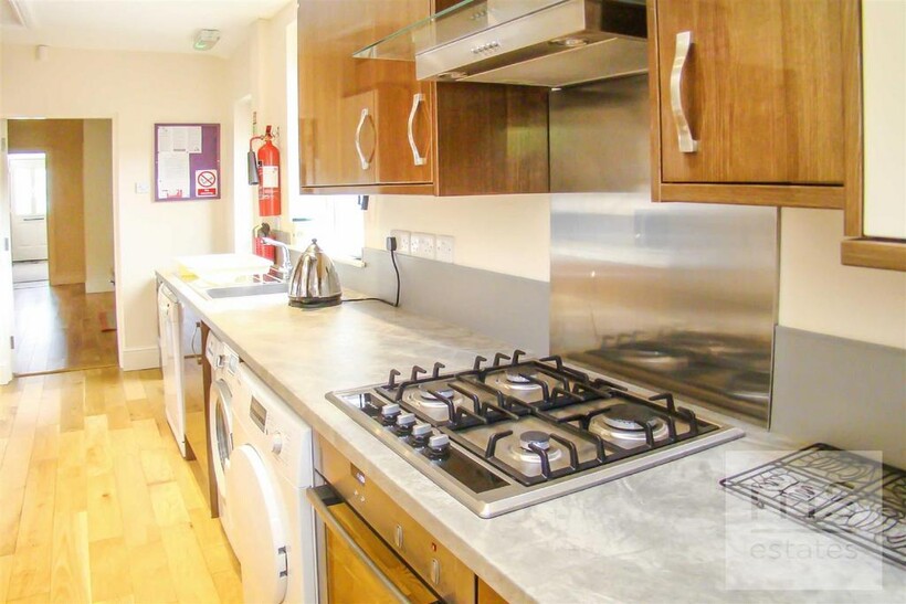 Gloucester Avenue, Nottingham NG7 5 bed terraced house to rent - £2,752 pcm (£635 pw)