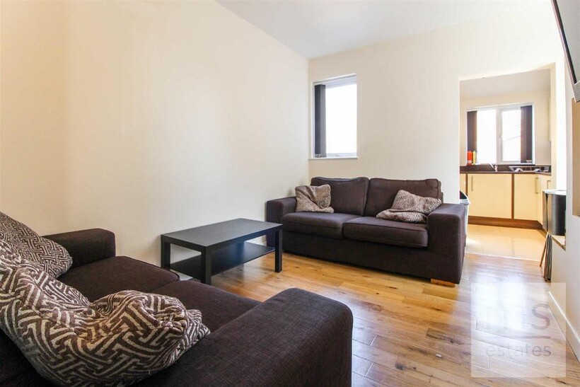 Lenton Boulevard, Nottingham NG7 3 bed flat to rent - £2,145 pcm (£495 pw)