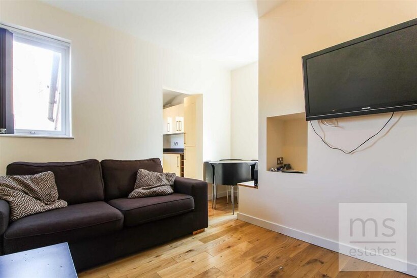 Lenton Boulevard, Nottingham NG7 3 bed flat to rent - £2,145 pcm (£495 pw)