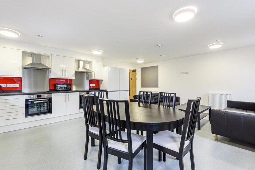 Cowley Road 9 bed flat to rent - £7,200 pcm (£1,662 pw)