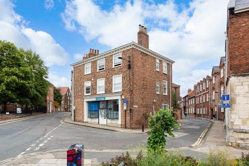 6 Aldwark Mews, York, YO1 7PJ Retail property (high street) to rent - £1,333 pcm (£308 pw)