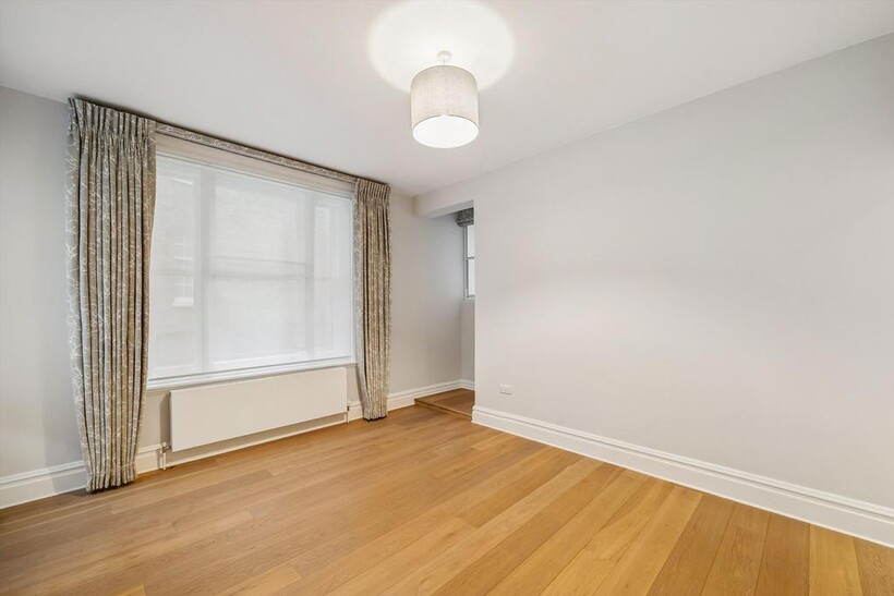 Sloane Square, London, SW1W 2 bed flat to rent - £5,178 pcm (£1,195 pw)