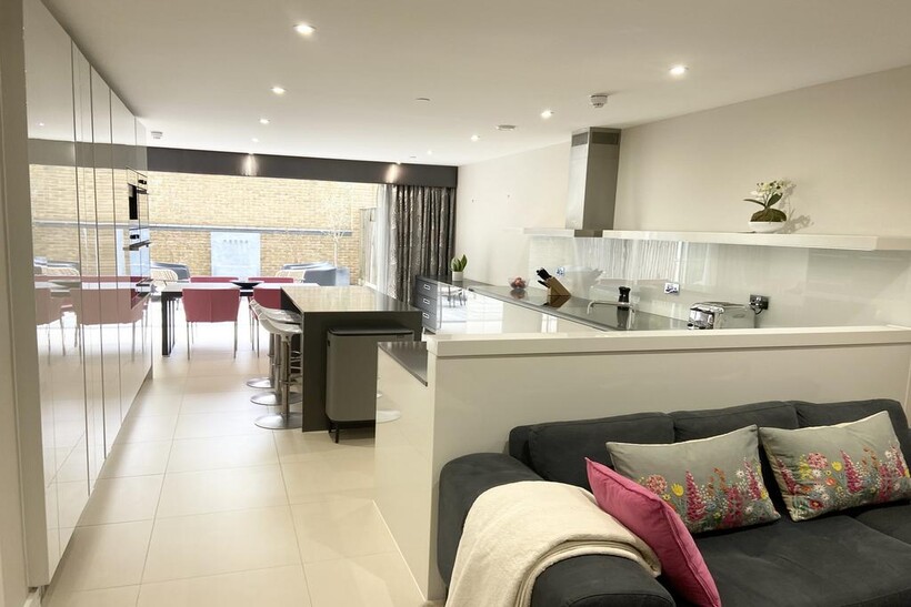 Havilland Mews, London, W12 5 bed end of terrace house to rent - £7,000 pcm (£1,615 pw)