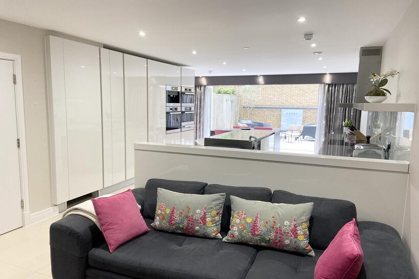 Havilland Mews, London, W12 5 bed end of terrace house to rent - £7,000 pcm (£1,615 pw)