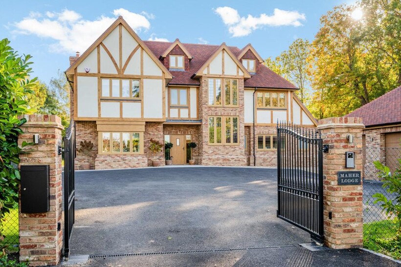 Hillcrest, Surrey RH19 5 bed detached house to rent - £7,500 pcm (£1,731 pw)