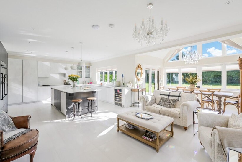 Hillcrest, Surrey RH19 5 bed detached house to rent - £7,500 pcm (£1,731 pw)