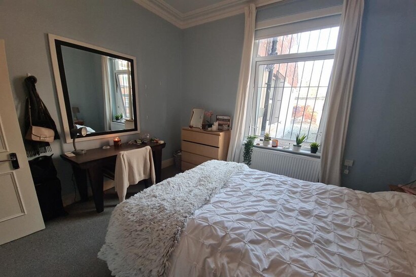 Bright and well-maintained master bedroom featu...