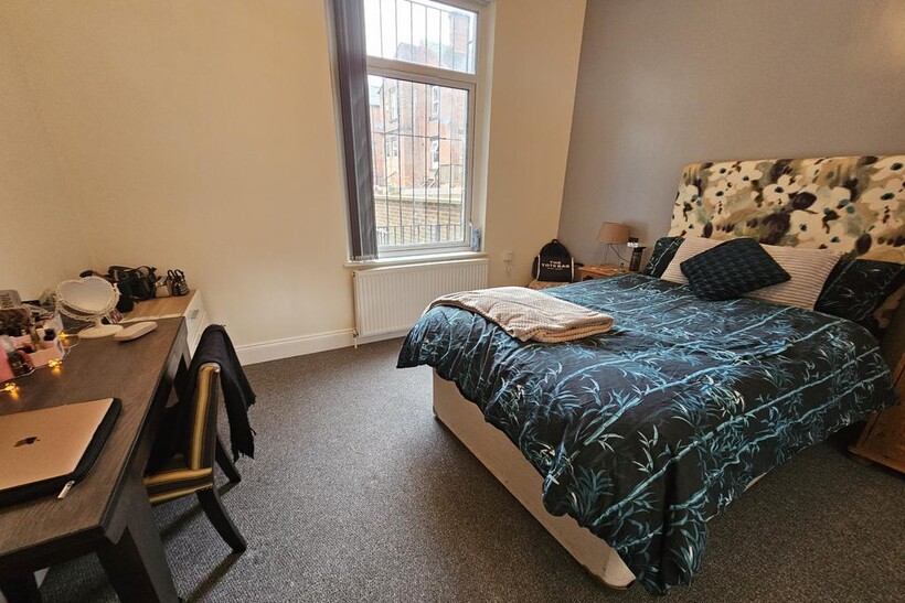 A well-presented double bedroom featuring a com...