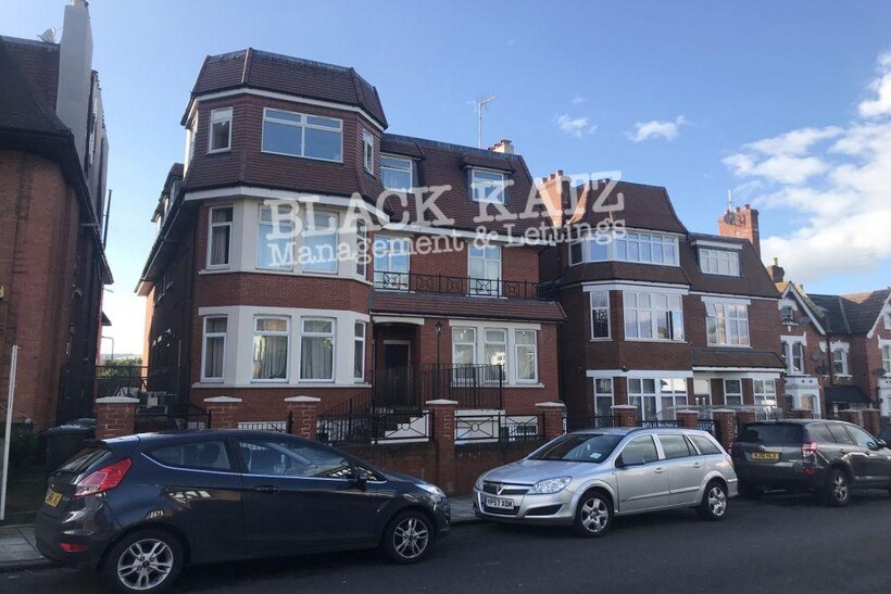 SW16 3 bed apartment to rent - £2,396 pcm (£553 pw)