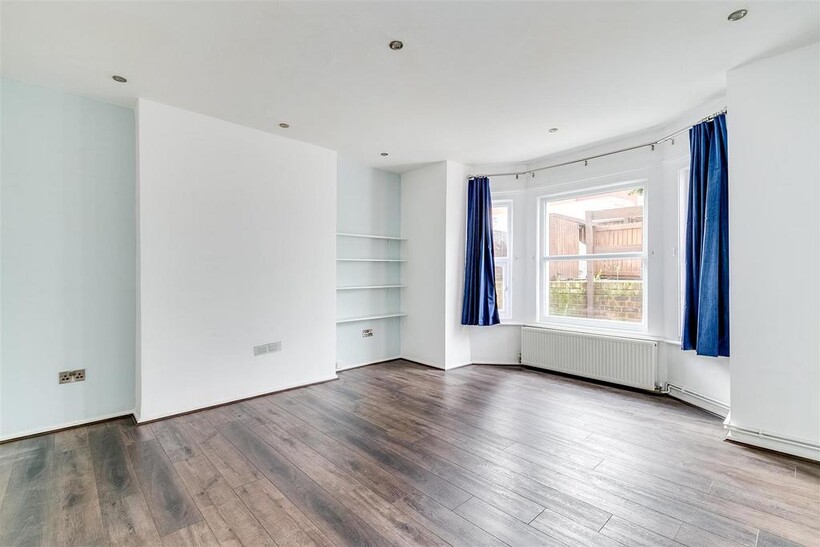 Fulham Palace Road, London 2 bed flat to rent - £2,400 pcm (£554 pw)