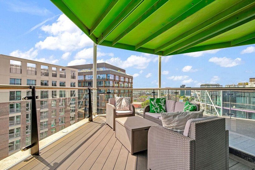 Riverlight Quay, London SW11 2 bed apartment to rent - £5,500 pcm (£1,269 pw)