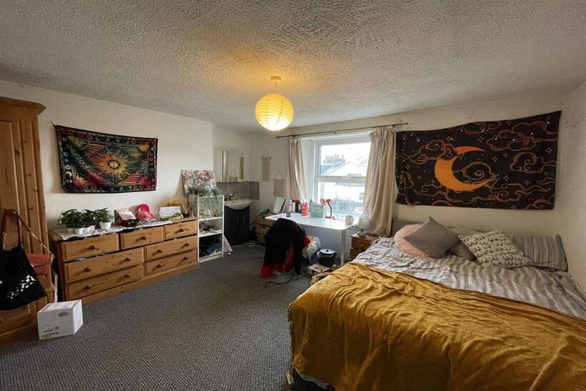 35 North Road East 7 bed house share to rent - £4,095 pcm (£945 pw)