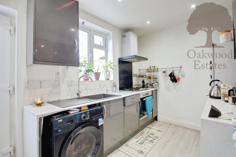 Trelawney Avenue, Langley SL3 3 bed terraced house to rent - £1,925 pcm (£444 pw)