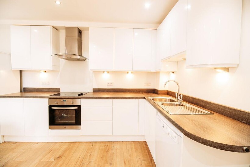 Wrangthorn Avenue, Leeds LS6 4 bed terraced house to rent - £2,548 pcm (£588 pw)