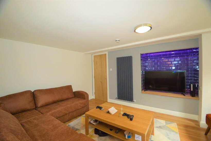 Manor Drive, Leeds LS6 7 bed terraced house to rent - £4,095 pcm (£945 pw)