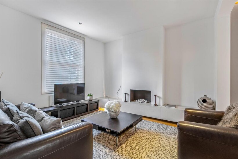 St. Marks Place, Windsor 2 bed end of terrace house to rent - £3,995 pcm (£922 pw)