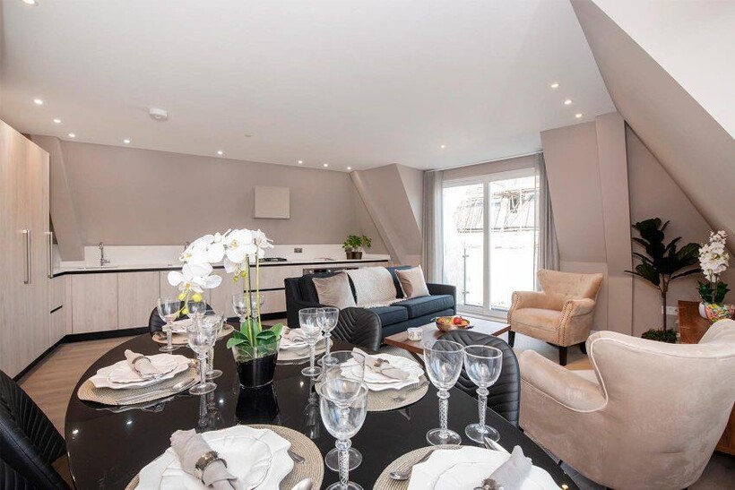 Woodlands, London, NW11. 3 bed flat to rent - £3,497 pcm (£807 pw)