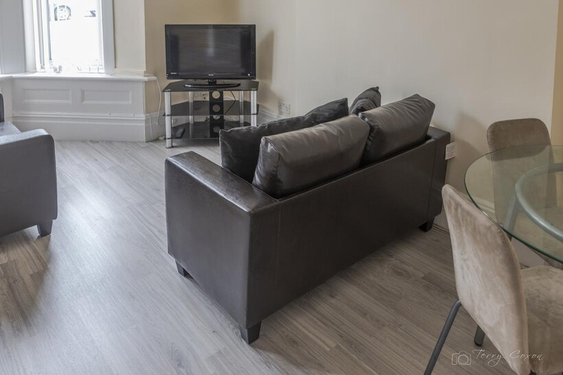 10 Lipson Road, Flat 1 3 bed house share to rent - £1,755 pcm (£405 pw)