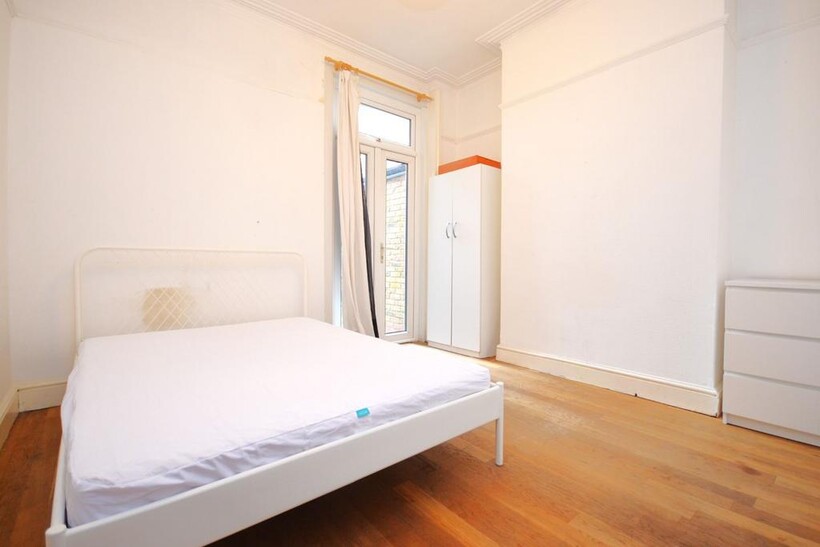 Airedale Road, South Ealing, London... 4 bed terraced house to rent - £3,198 pcm (£738 pw)