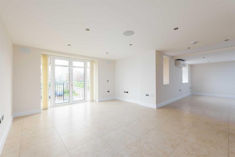 Argyll House, Royal Connaught Park... 3 bed flat to rent - £3,600 pcm (£831 pw)