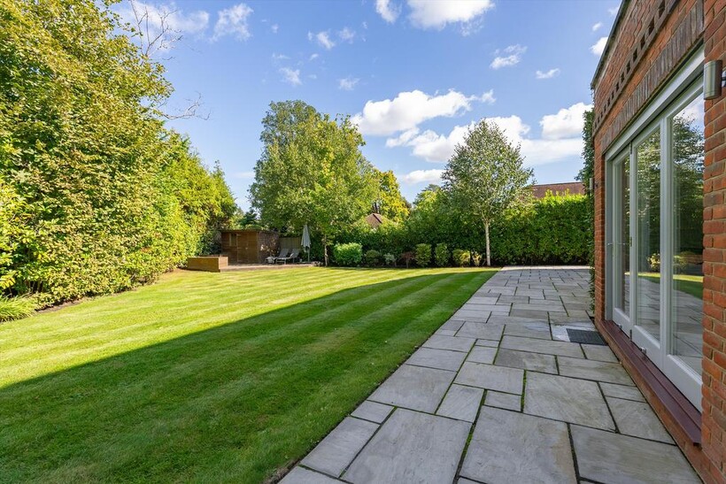 Heath Road, Oxshott, Leatherhead... 5 bed detached house to rent - £12,500 pcm (£2,885 pw)