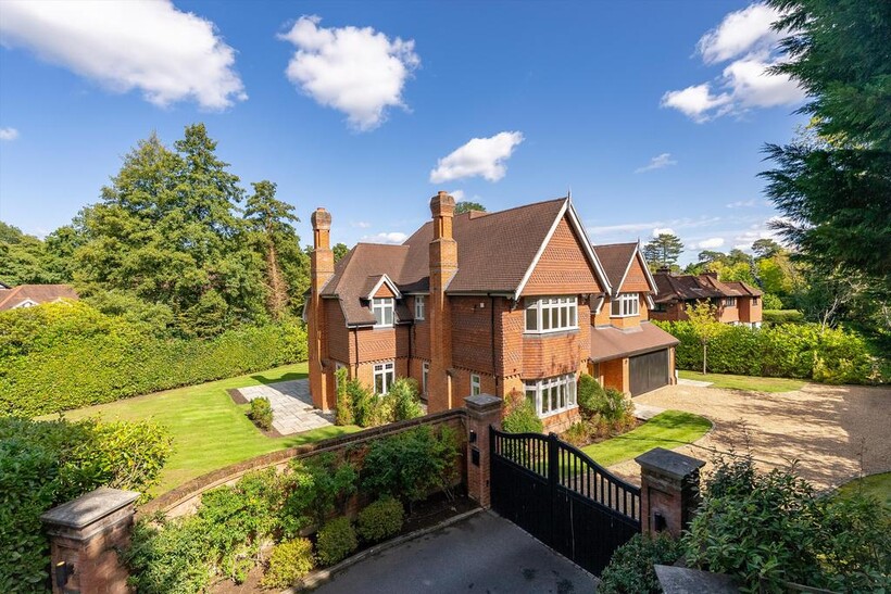 Heath Road, Oxshott, Leatherhead... 5 bed detached house to rent - £12,500 pcm (£2,885 pw)