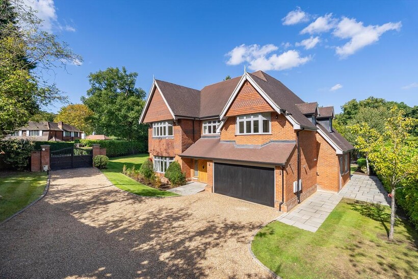 Heath Road, Oxshott, Leatherhead... 5 bed detached house to rent - £12,500 pcm (£2,885 pw)