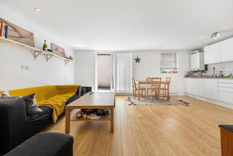 Paulet Road, SE5 3 bed flat to rent - £2,383 pcm (£550 pw)