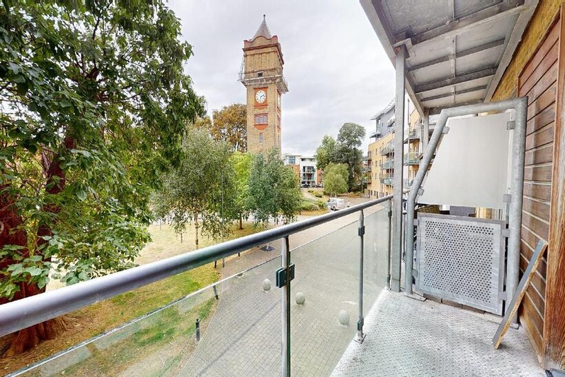 Catalpa Court, Hither Green Lane... 2 bed apartment to rent - £1,700 pcm (£392 pw)