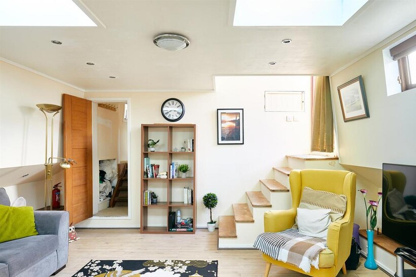 St. Mary's Wandsworth Pier... 2 bed houseboat to rent - £2,395 pcm (£553 pw)