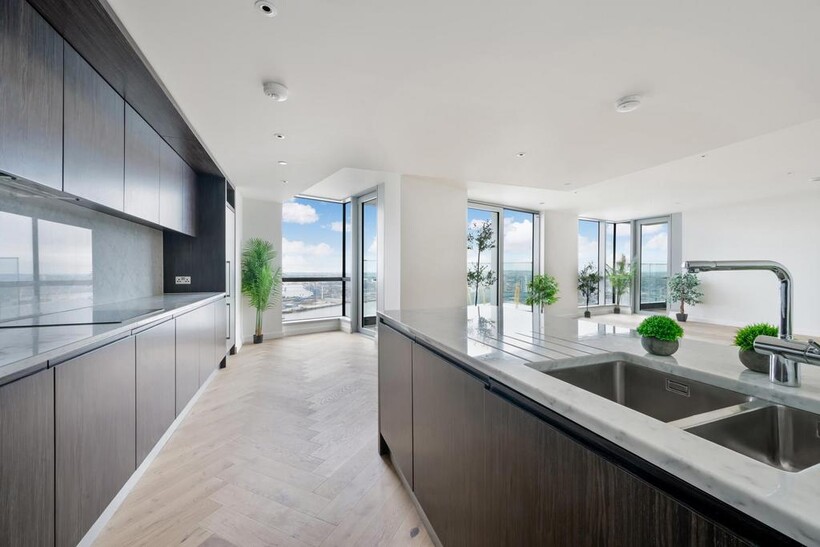 Charrington Tower, New Providence... 2 bed penthouse to rent - £4,498 pcm (£1,038 pw)