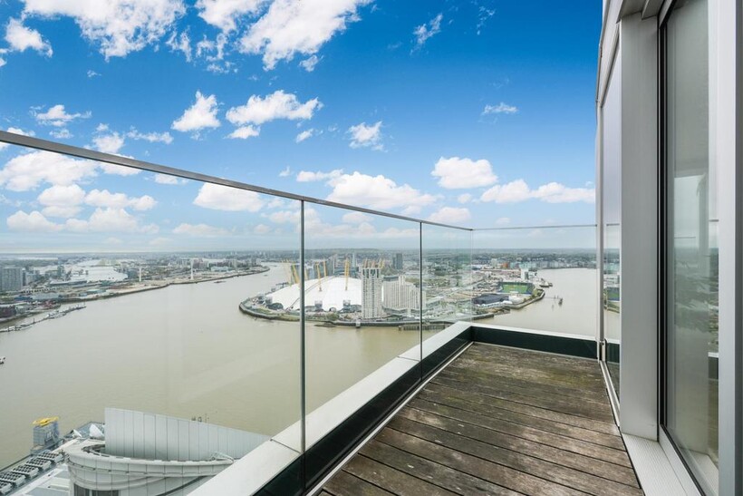 Charrington Tower, New Providence... 2 bed penthouse to rent - £4,498 pcm (£1,038 pw)